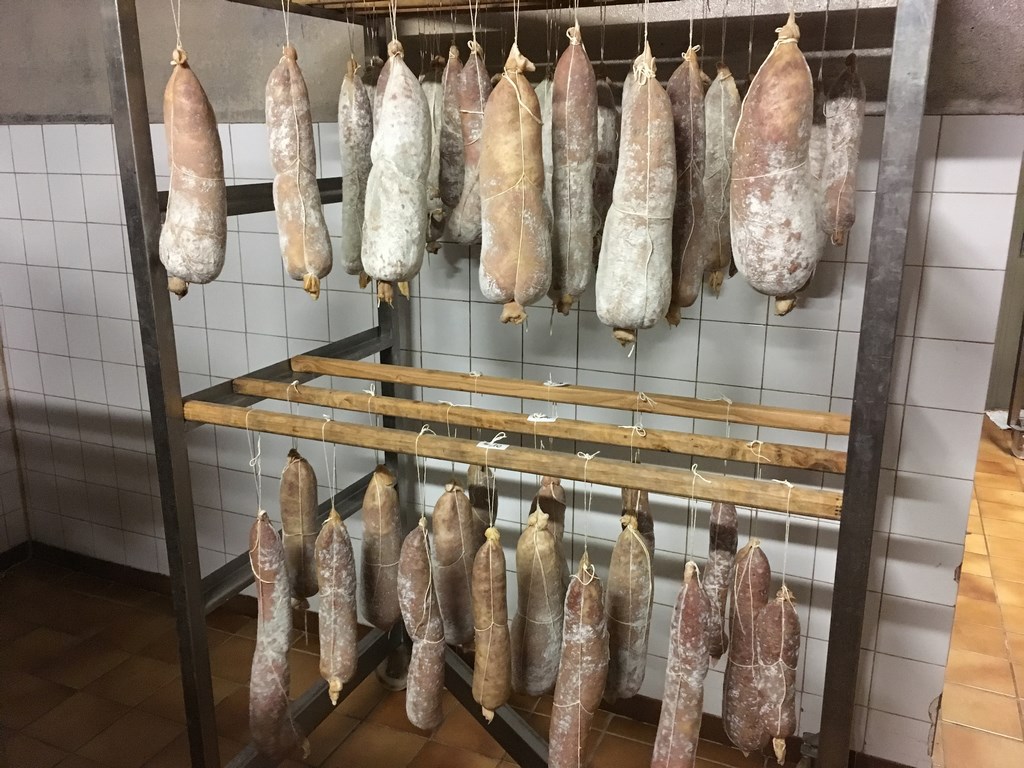 Séchage de saucissons artisanaux Le-raygal-charcuterie dans un atelier traditionnel du Tarn