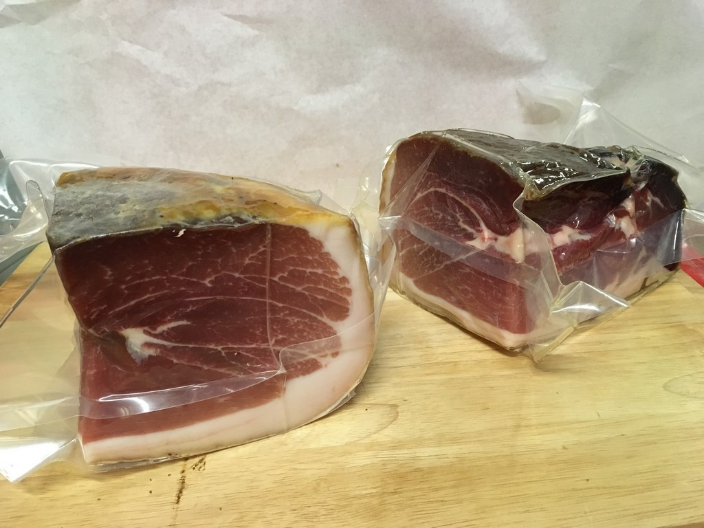 Jambon sec sous vide Le-raygal-charcuterie, gros blocs de charcuterie artisanale du Tarn sur planche bois