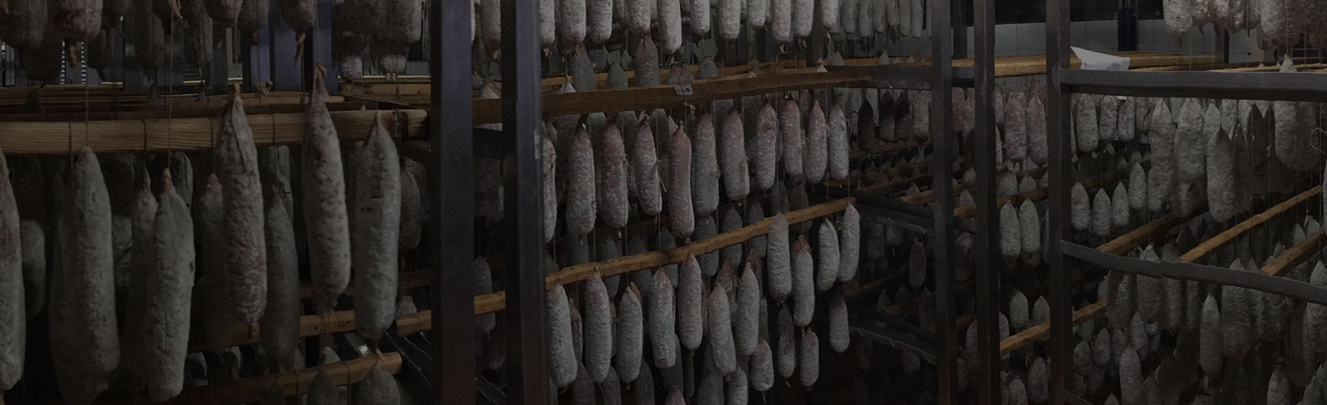 Saucissons en affinage artisanal chez Le-raygal-charcuterie dans une chambre froide traditionnelle du Tarn